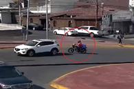 Sale a pasear en moto robada