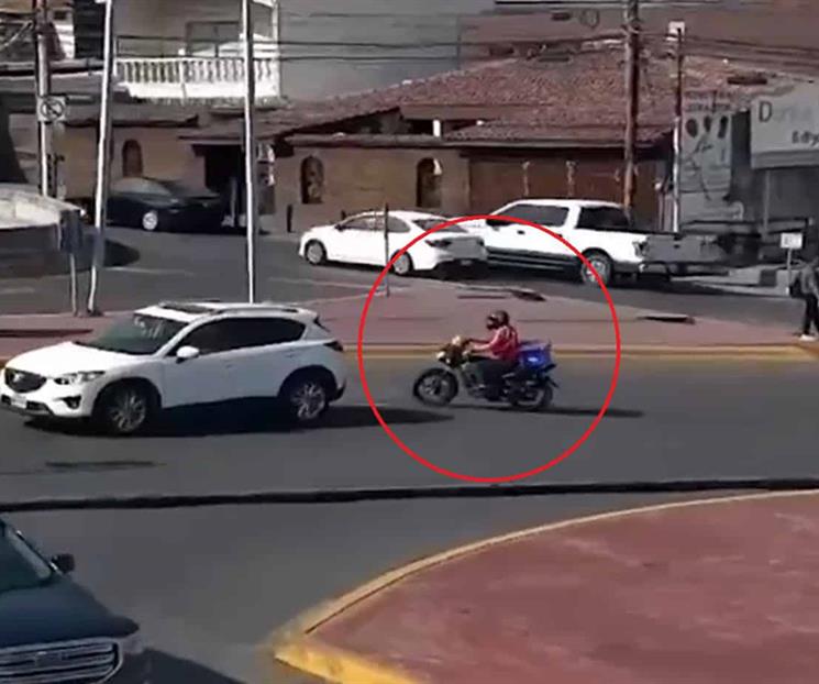 Sale a pasear en moto robada Sale a pasear en moto robada