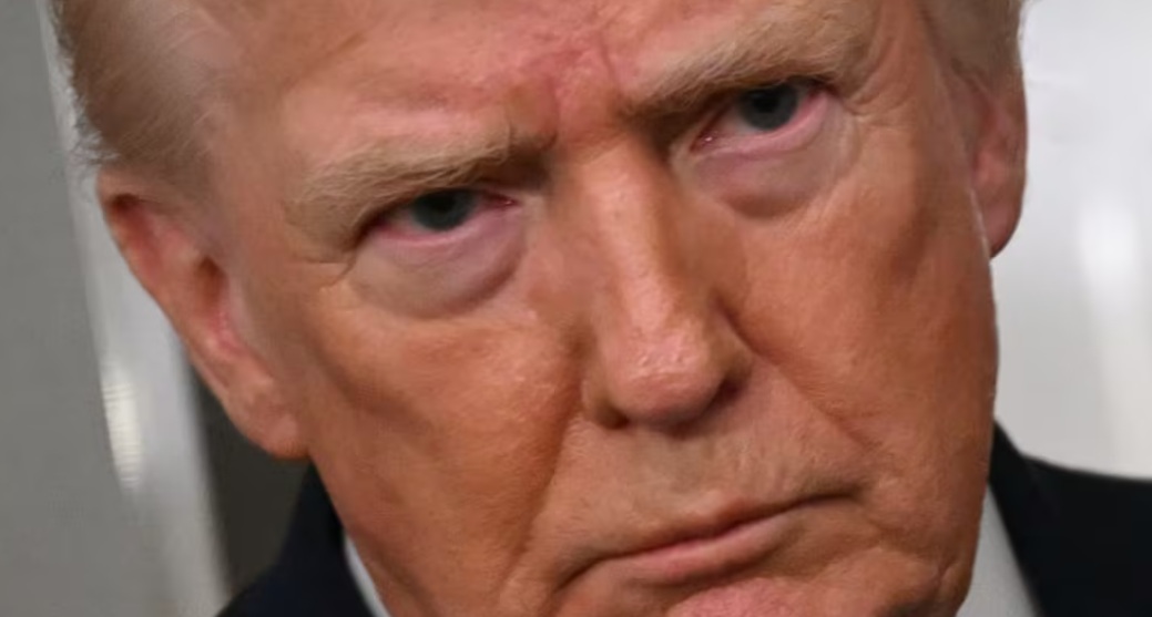 Captan erupción en el cuello de Donald Trump Captan erupción en el cuello de Donald Trump