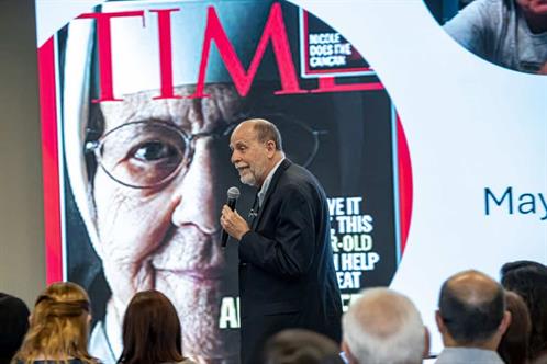 Destaca papel de abuelos para reforzar identidad ante crisis juvenil