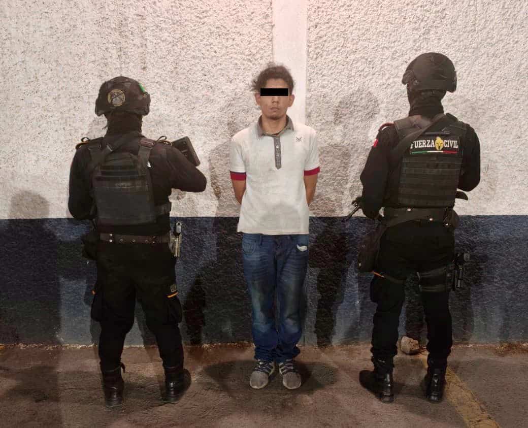 Elementos de Fuerza Civil detuvieron a dos hombres que presuntamente pose&iacute;an narc&oacute;ticos y un arma de fuego, en el municipio de Zuazua, uno de ellos result&oacute; lesionado al caer de una azotea en un intento por escapar.