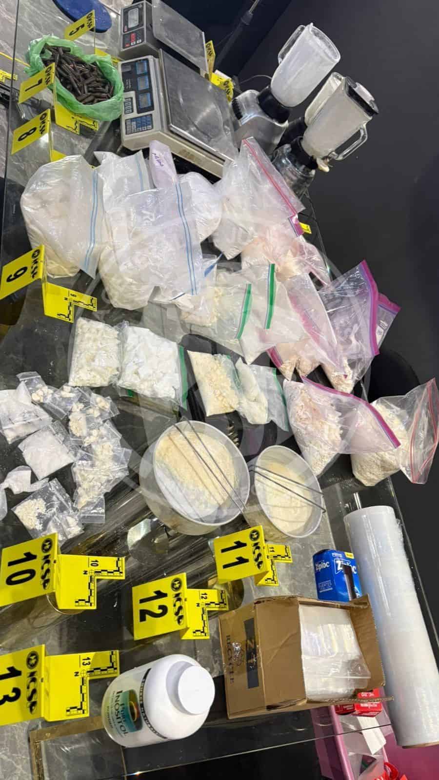 Seis detenidos y el aseguramiento de 12 kilos de droga, as&iacute; como dos armas de fuego y equipo t&aacute;ctico, dejaron 10 cateos realizados ayer en forma simult&aacute;nea por la Fiscal&iacute;a General de Justicia en domicilios de colonias de Garc&iacute;a y un edificio de departamentos en la Colonia San Jer&oacute;nimo, en Monterrey.