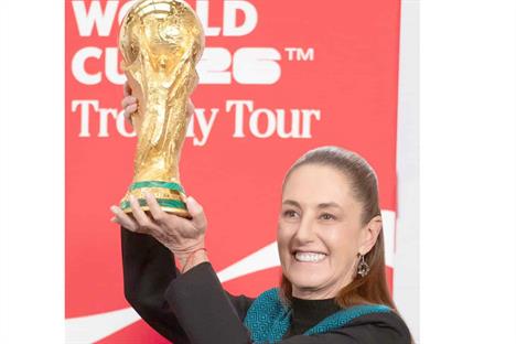 Recibe Sheinbaum la Copa del Mundo en Palacio Nacional