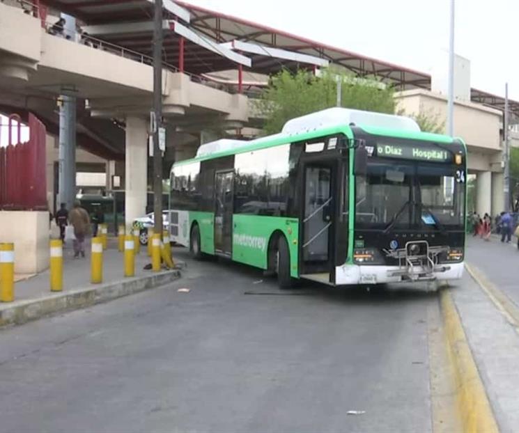 Queda grave al ser arrollado por camión Queda grave al ser arrollado por camión