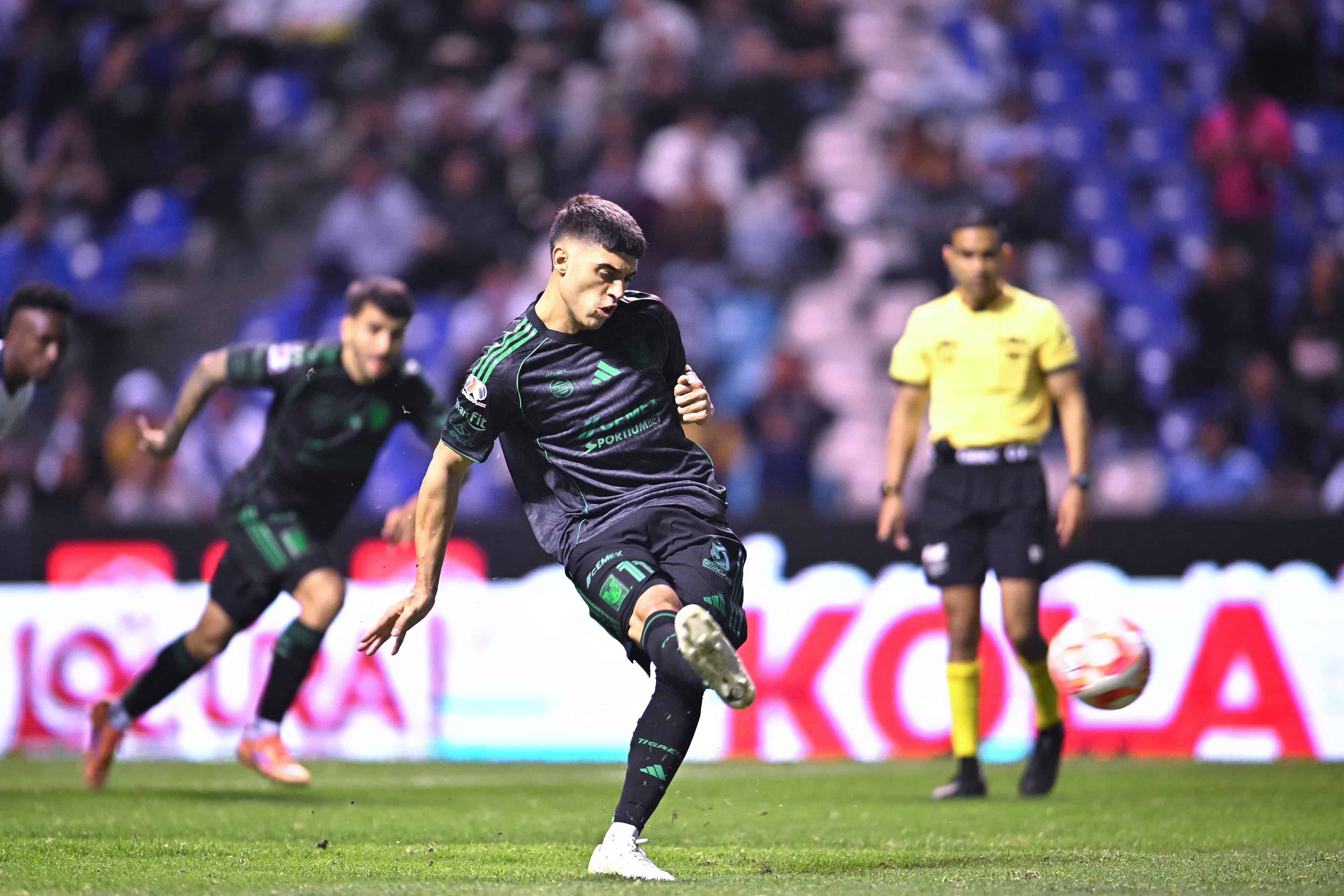 Juan Brunetta descuenta desde los once pasos.