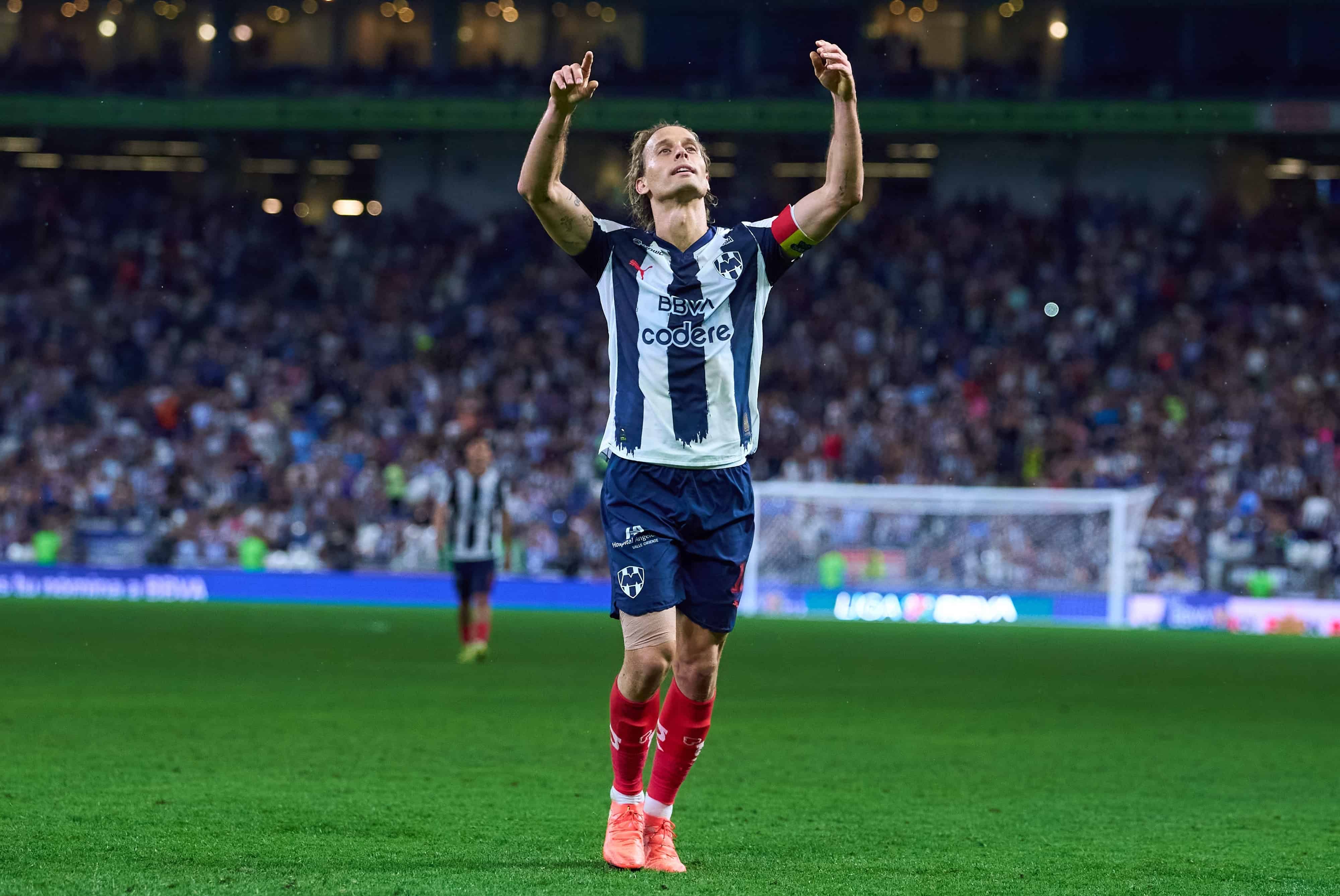 Sergio Canales anota.