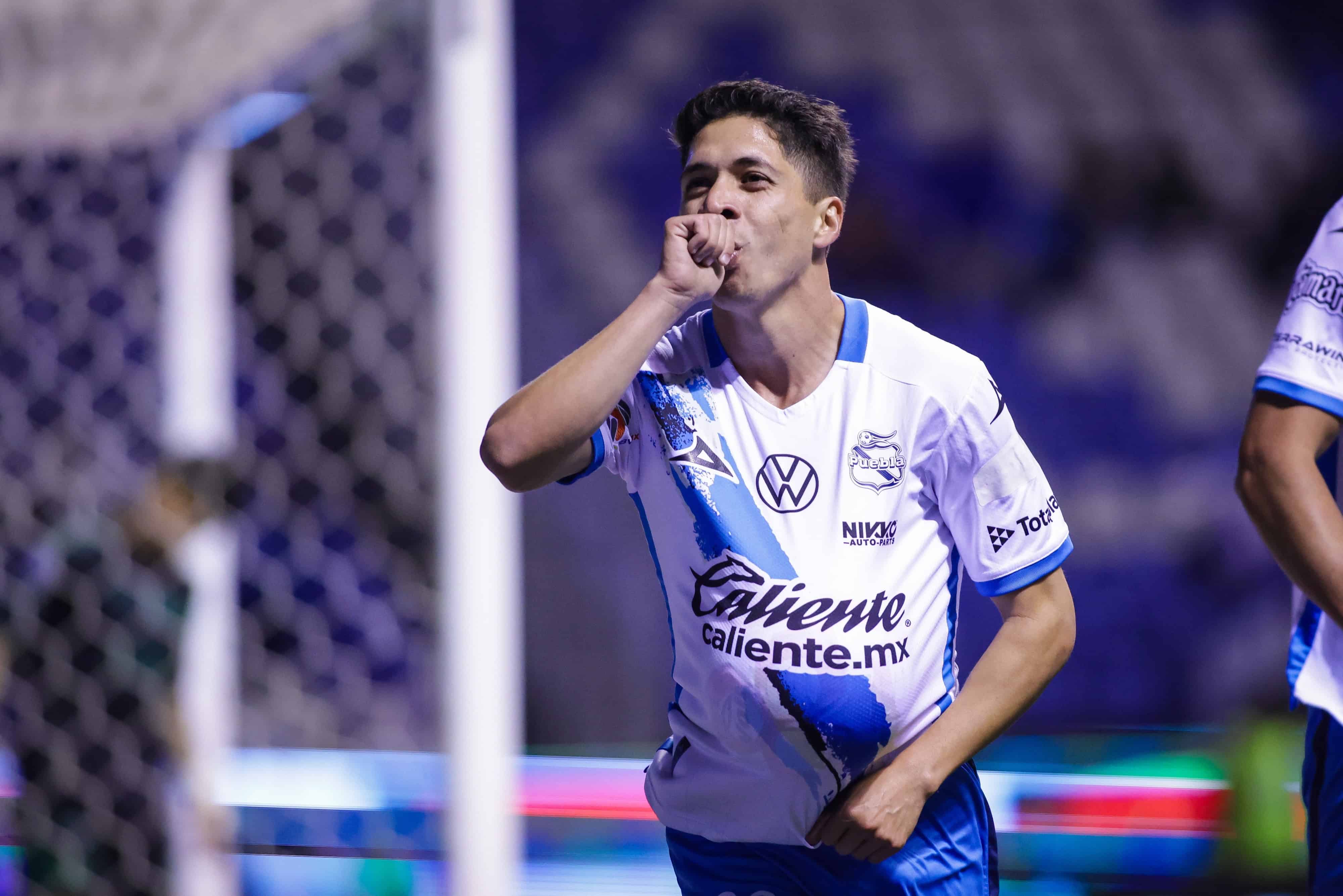 Carlos Baltazar sentencia el partido.