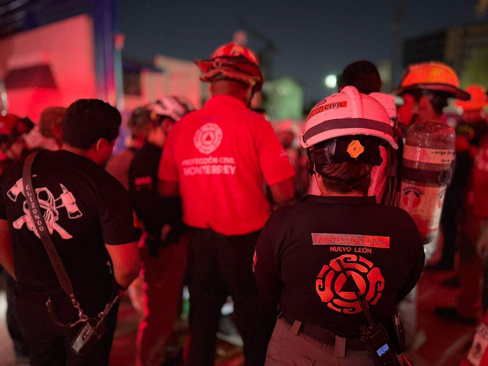 La fuga de cloro de un cilindro en instalaciones de Agua y Drenaje de Monterrey, dej&oacute; a un trabajador con s&iacute;ntomas de intoxicaci&oacute;n, la noche del martes en la Colonia Loma Larga, al sur de la ciudad.