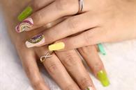 Manicura con un toque de amarillo mantequilla