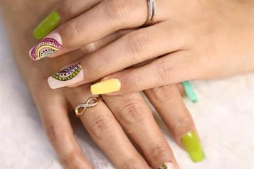 Manicura con un toque de amarillo mantequilla