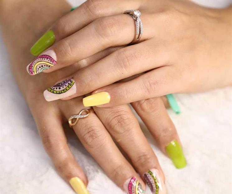 Manicura con un toque de amarillo mantequilla