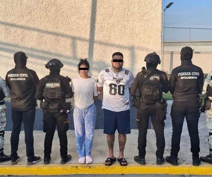 Detienen a pareja con armas y droga