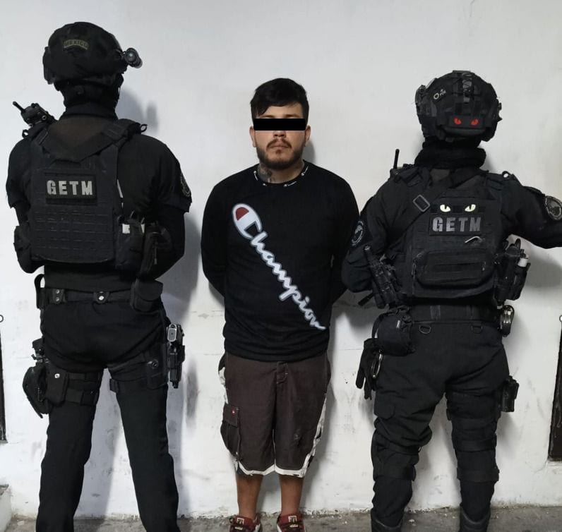 En posesi&oacute;n de un arma de fuego y sustancias il&iacute;citas, se realiz&oacute; la detenci&oacute;n de una persona por elementos de la Secretar&iacute;a de Seguridad P&uacute;blica y Vialidad de Santa Catarina, en la Colonia Bosques La Huasteca.