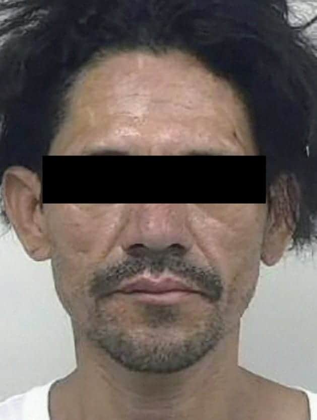 Uno de los presuntos responsables de la muerte de una persona a quien lesionaron con un machete y luego decapitaron, en la Colonia Industrial, fue notificado de una orden de aprehensi&oacute;n por homicidio calificado.