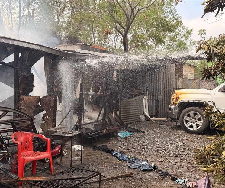 Acaba fuego con vivienda por cortocircuito