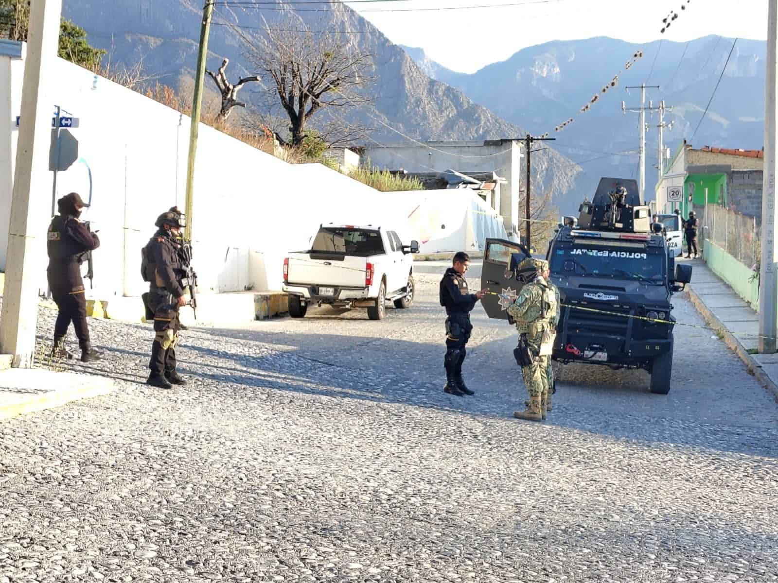 Cinco presuntos delincuentes armados fueron abatidos tras un enfrentamiento con elementos de Fuerza Civil, la madrugada de ayer en el &aacute;rea de la plaza principal de la cabecera municipal de Rayones, al sur de Nuevo Le&oacute;n.