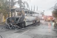 Arde cami&oacute;n de transporte de personal