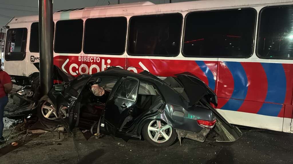 Con algunas lesiones leves result&oacute; la conductora de un veh&iacute;culo luego de ser chocada por un transporte y estrellarse contra un sem&aacute;foro, ayer en el cruce de las avenidas Ruiz Cortines y Sim&oacute;n Bol&iacute;var, en la Colonia Mitras Centro.