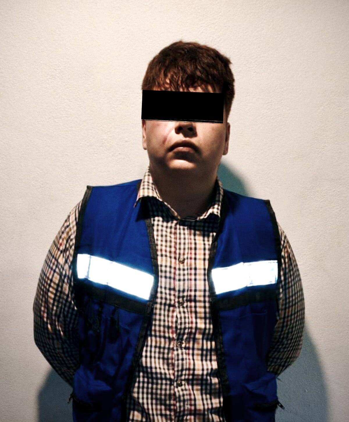 Tras una persecuci&oacute;n que concluy&oacute; en el estacionamiento de una plaza comercial, un hombre fue capturado por polic&iacute;as de Guadalupe, con la posesi&oacute;n de un arma de fuego y narc&oacute;ticos.