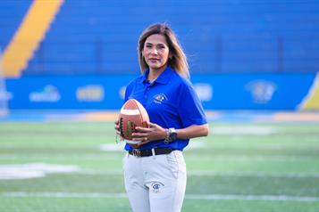 Hace historia con Aut&eacute;nticos Tigres primera coach de receptores