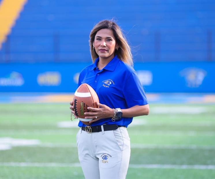 Hace historia con Aut&eacute;nticos Tigres primera coach de receptores