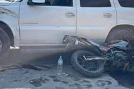 Embiste a familia en moto