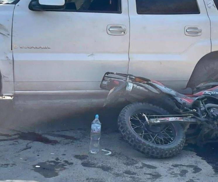 Embiste a familia en moto