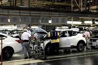 Cay&oacute; la venta de autos en febrero: inegi