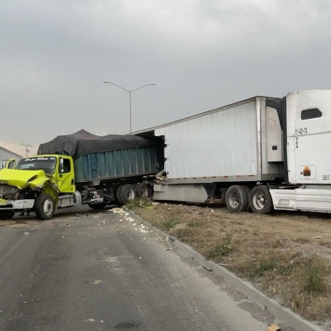 Atraviesa cami&oacute;n a tr&aacute;iler