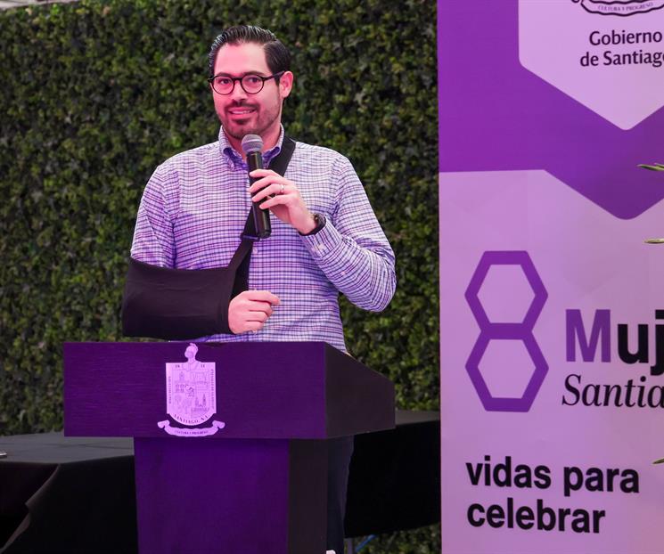 Reconocen a 8 mujeres con galard&oacute;n en Santiago