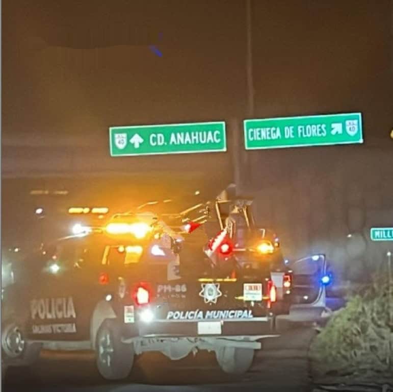 Un hombre que aparentemente viv&iacute;a en condiciones de calle, muri&oacute; arrollado por varios veh&iacute;culos, en un tramo de la carretera Monterrey-Colombia, en el municipio de Salinas Victoria.