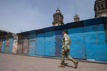 Con vallas, refuerzan protecci&oacute;n del Z&oacute;calo de la CDMX