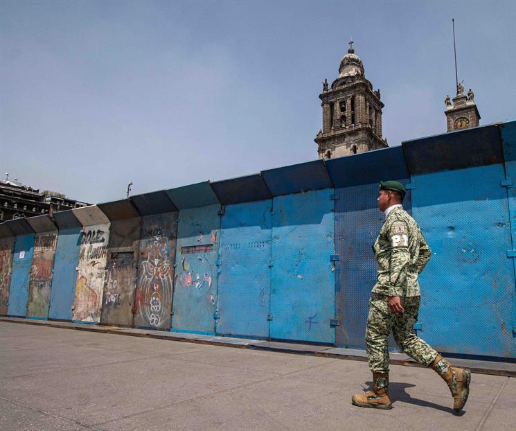 Con vallas, refuerzan protecci&oacute;n del Z&oacute;calo de la CDMX