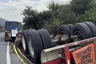 Vuelca tr&aacute;iler en Santiago