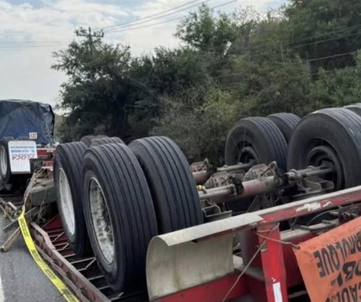 Vuelca tr&aacute;iler en Santiago
