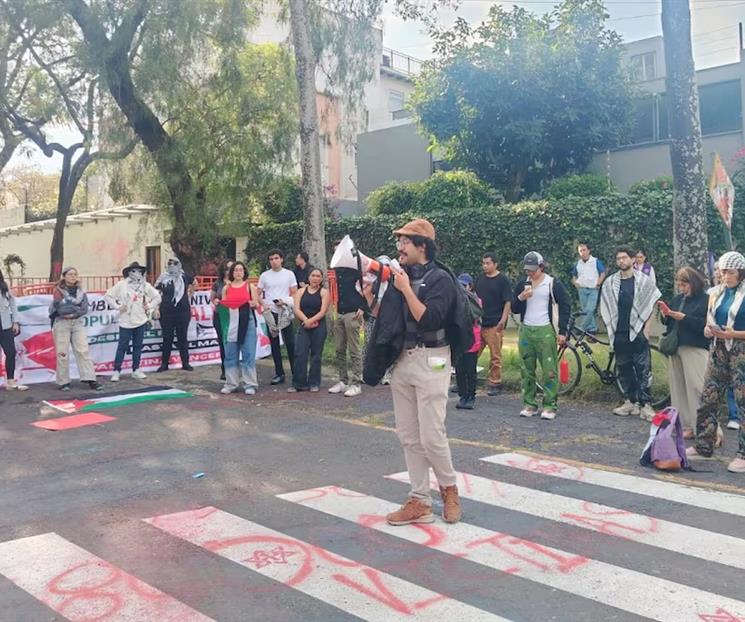 Marchan a embajada de EU por conflicto con Ir&aacute;n