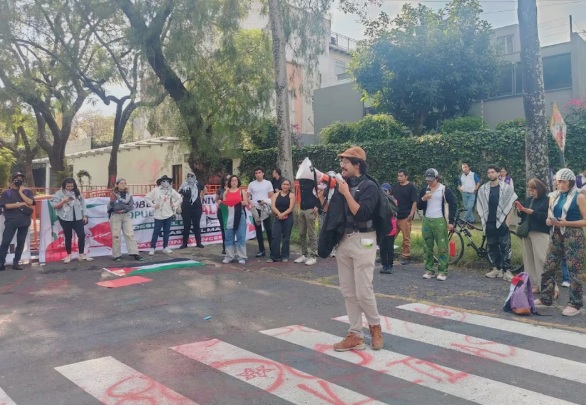 Manifestantes marchan a Embajada de EU por intervenci&oacute;n en Ir&aacute;n