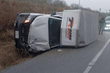 Vuelca cami&oacute;n en la Carretera Nacional