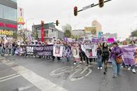 Exigen justicia con marcha en el D&iacute;a Internacional de la Mujer