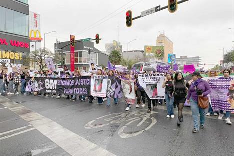 Exigen justicia con marcha en el D&iacute;a Internacional de la Mujer