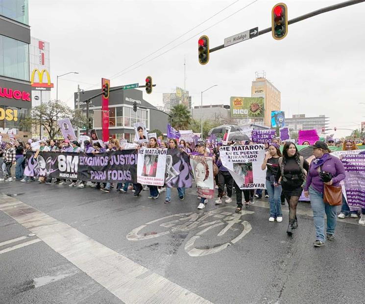 Exigen justicia con marcha en el D&iacute;a Internacional de la Mujer