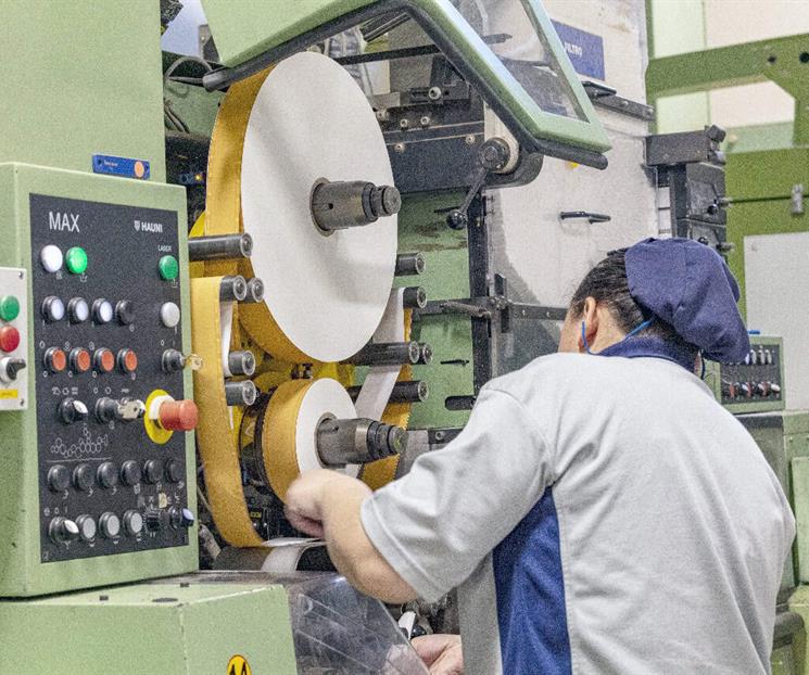 Aumenta participaci&oacute;n femenil en base laboral de industria local