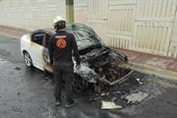 Acaba fuego con automóvil Acaba fuego con automóvil