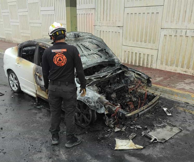 Acaba fuego con automóvil Acaba fuego con automóvil