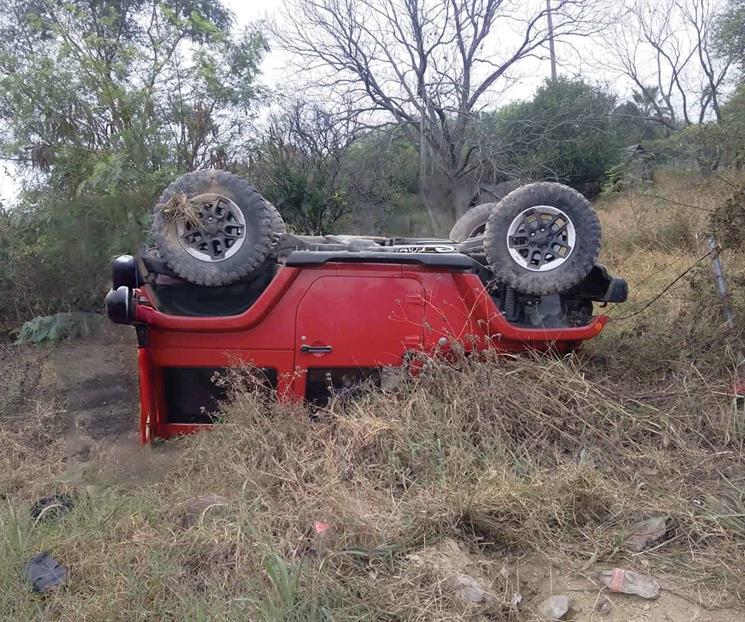Deja volcadura dos mujeres heridas Deja volcadura dos mujeres heridas