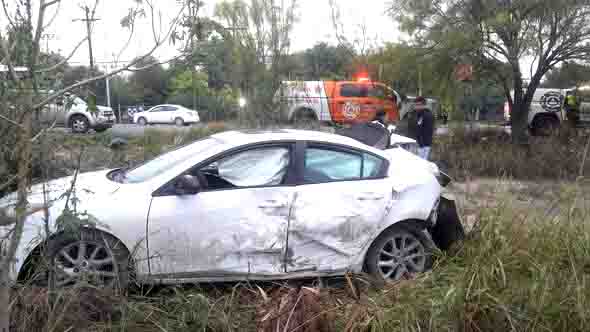 Resulta herido tras volcar su veh&iacute;culo