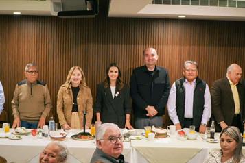 Se re&uacute;ne De la Garza con el magisterio