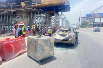 Cae cubo de concreto de la L6 sobre auto; conductor resulta herido