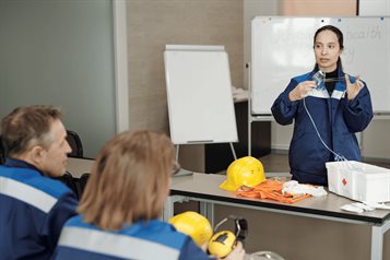 Invitan a trabajadores a participar en talleres