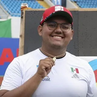 Logra Sebasti&aacute;n Garc&iacute;a oro hist&oacute;rico en arco